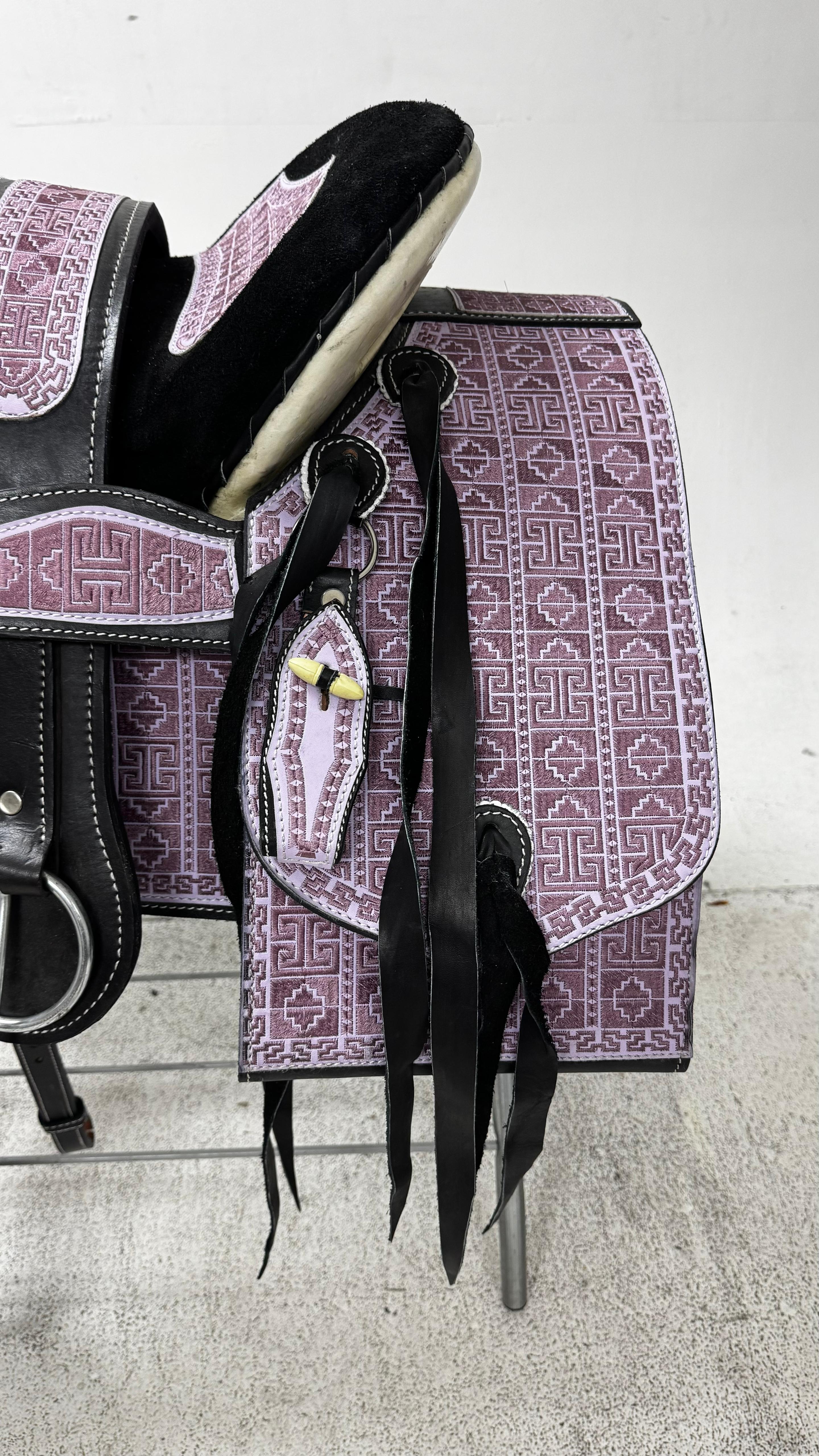 Charro Saddle – Black & Lilac Bordada “Reina Morada” (15.5”)