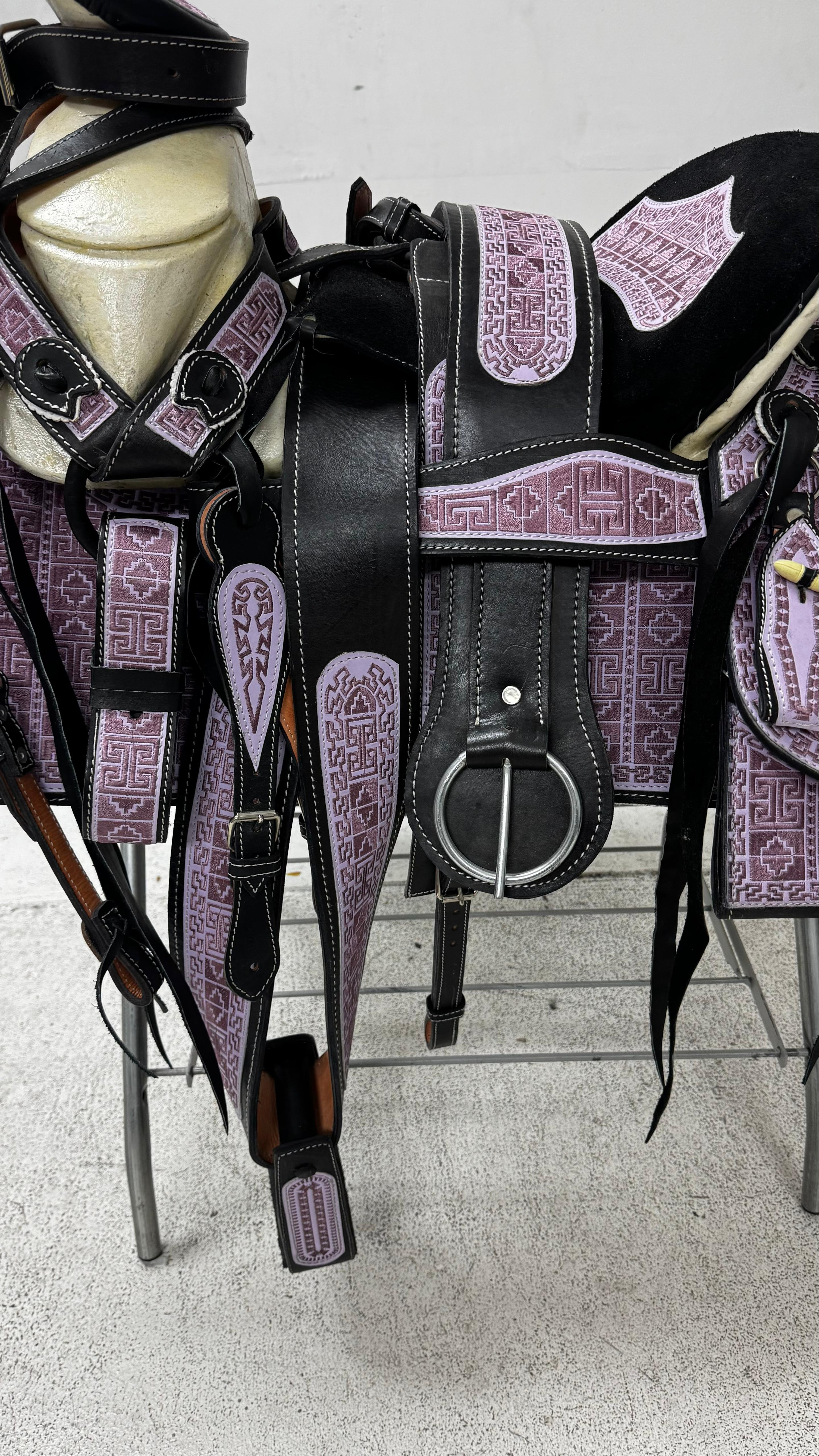 Charro Saddle – Black & Lilac Bordada “Reina Morada” (15.5”)