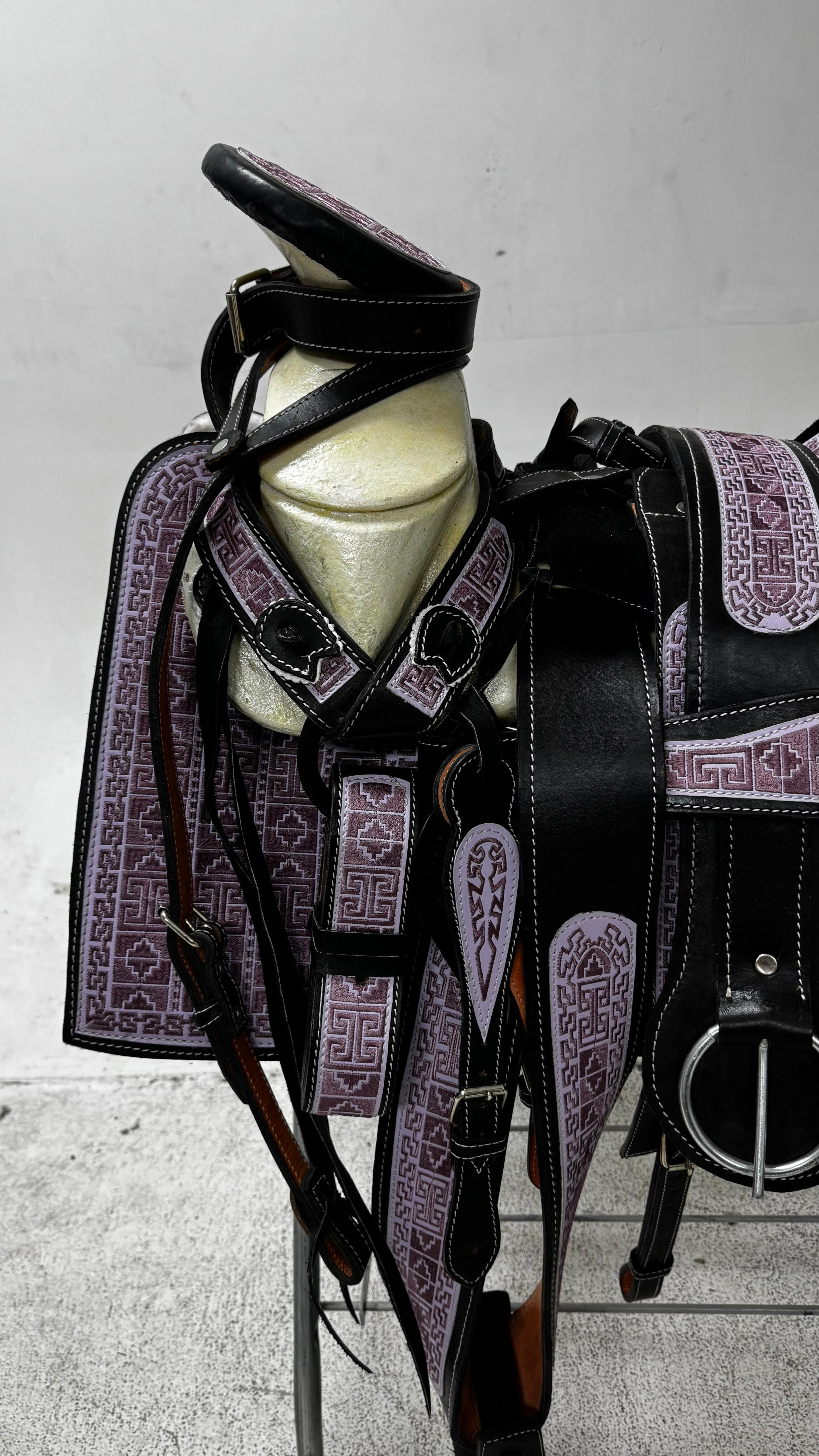 Charro Saddle – Black & Lilac Bordada “Reina Morada” (15.5”)