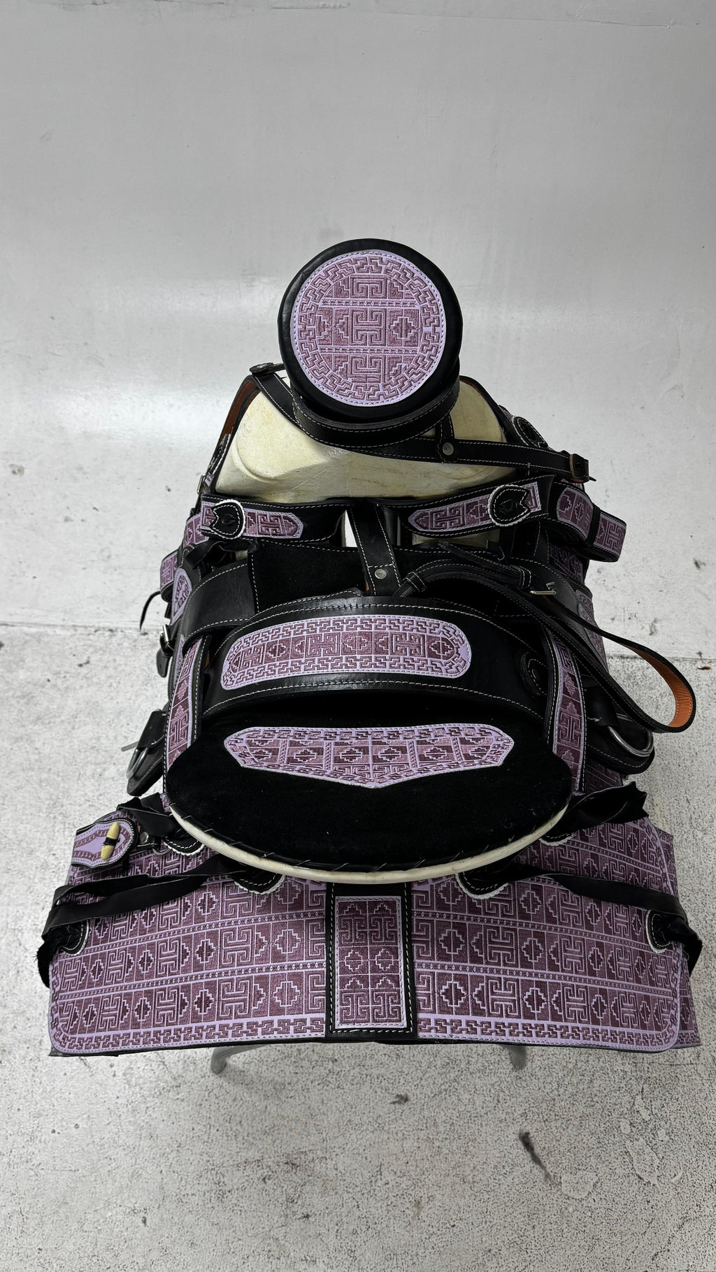 Charro Saddle – Black & Lilac Bordada “Reina Morada” (15.5”)