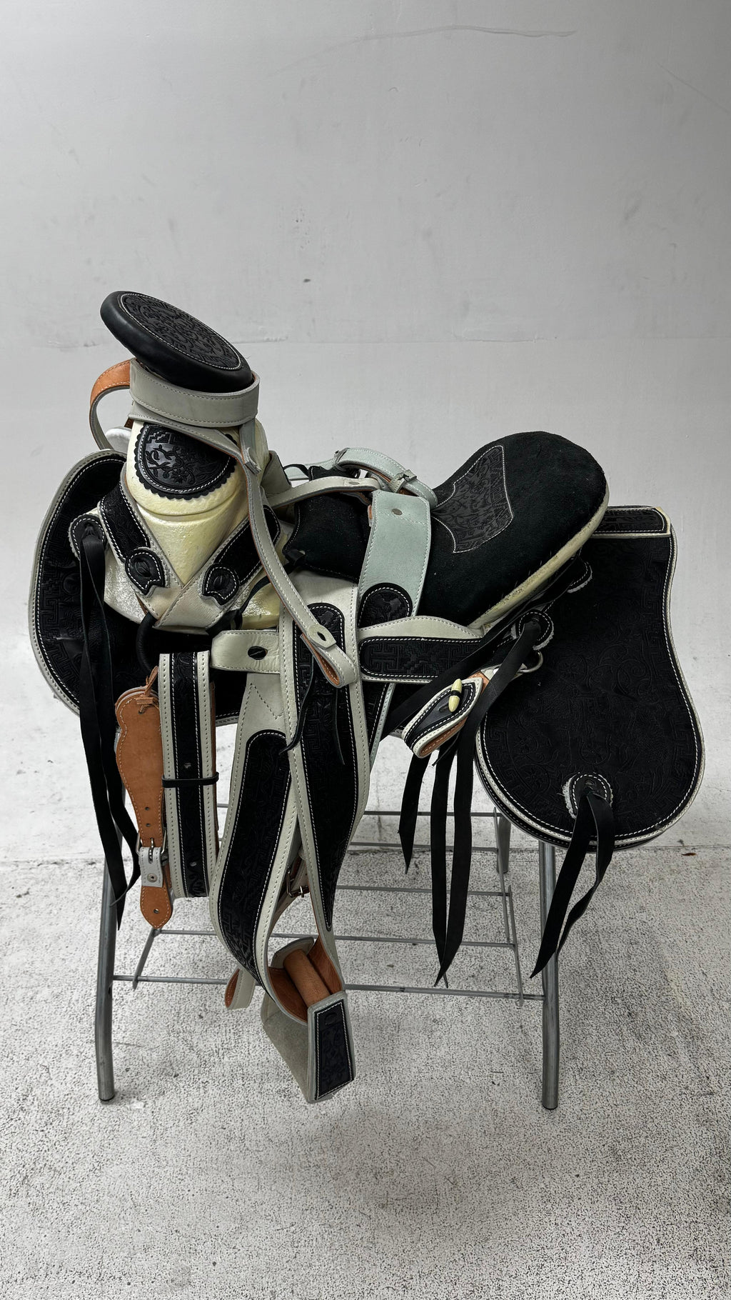 Charro Saddle – Black & Gray Bordada “Sombra Elegante” (15.5”)