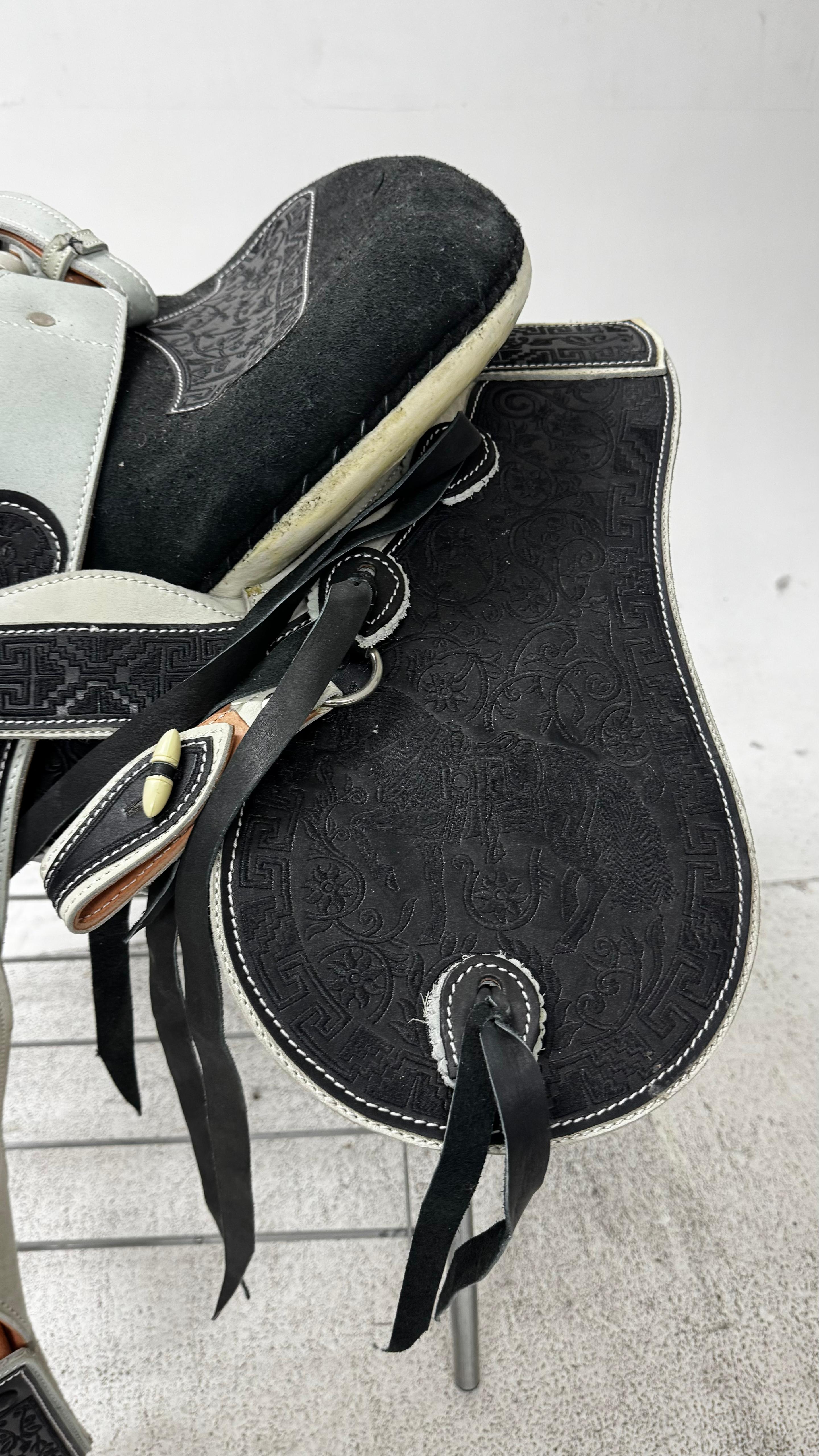 Charro Saddle – Black & Gray Bordada “Sombra Elegante” (15.5”)