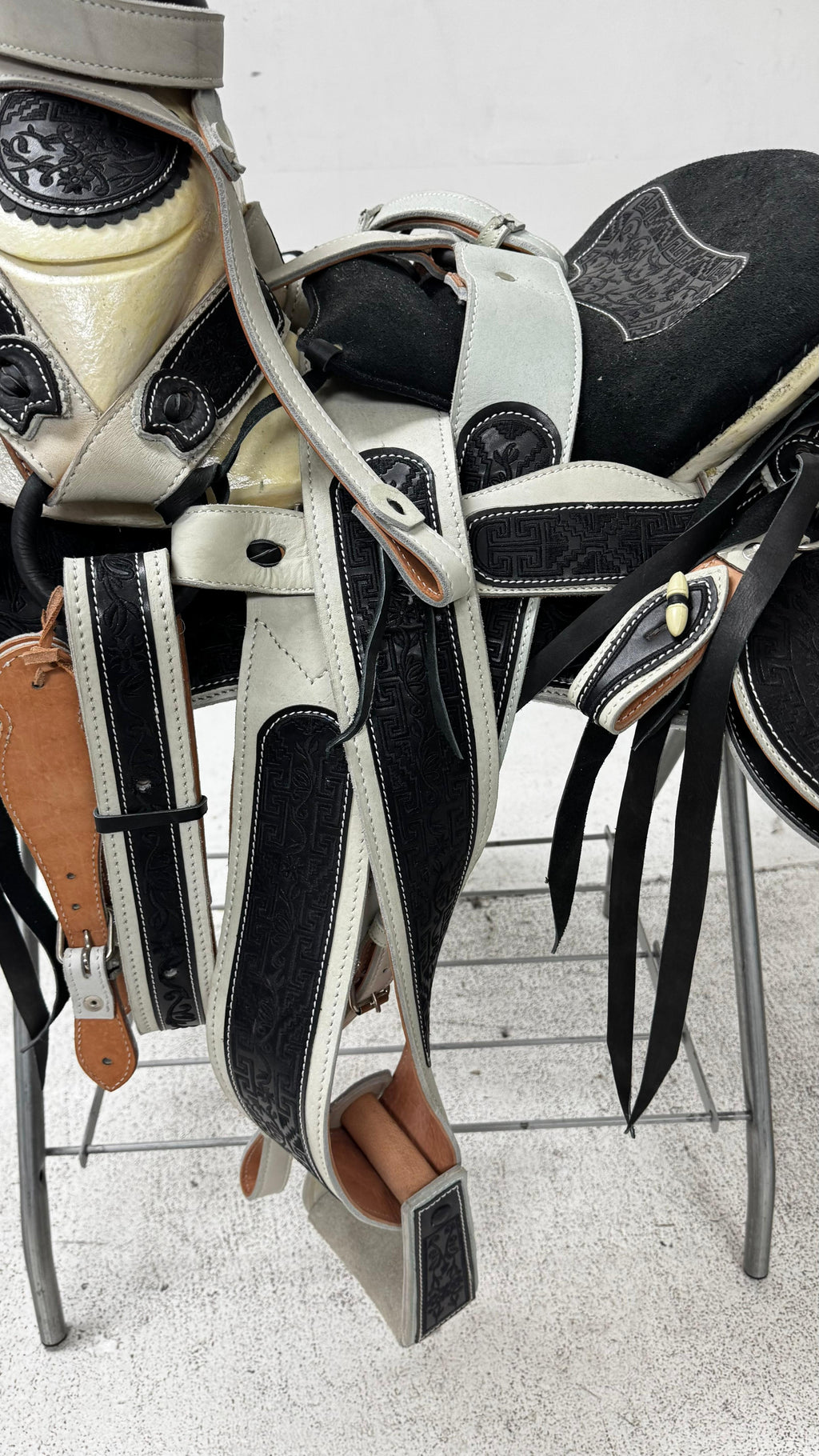 Charro Saddle – Black & Gray Bordada “Sombra Elegante” (15.5”)