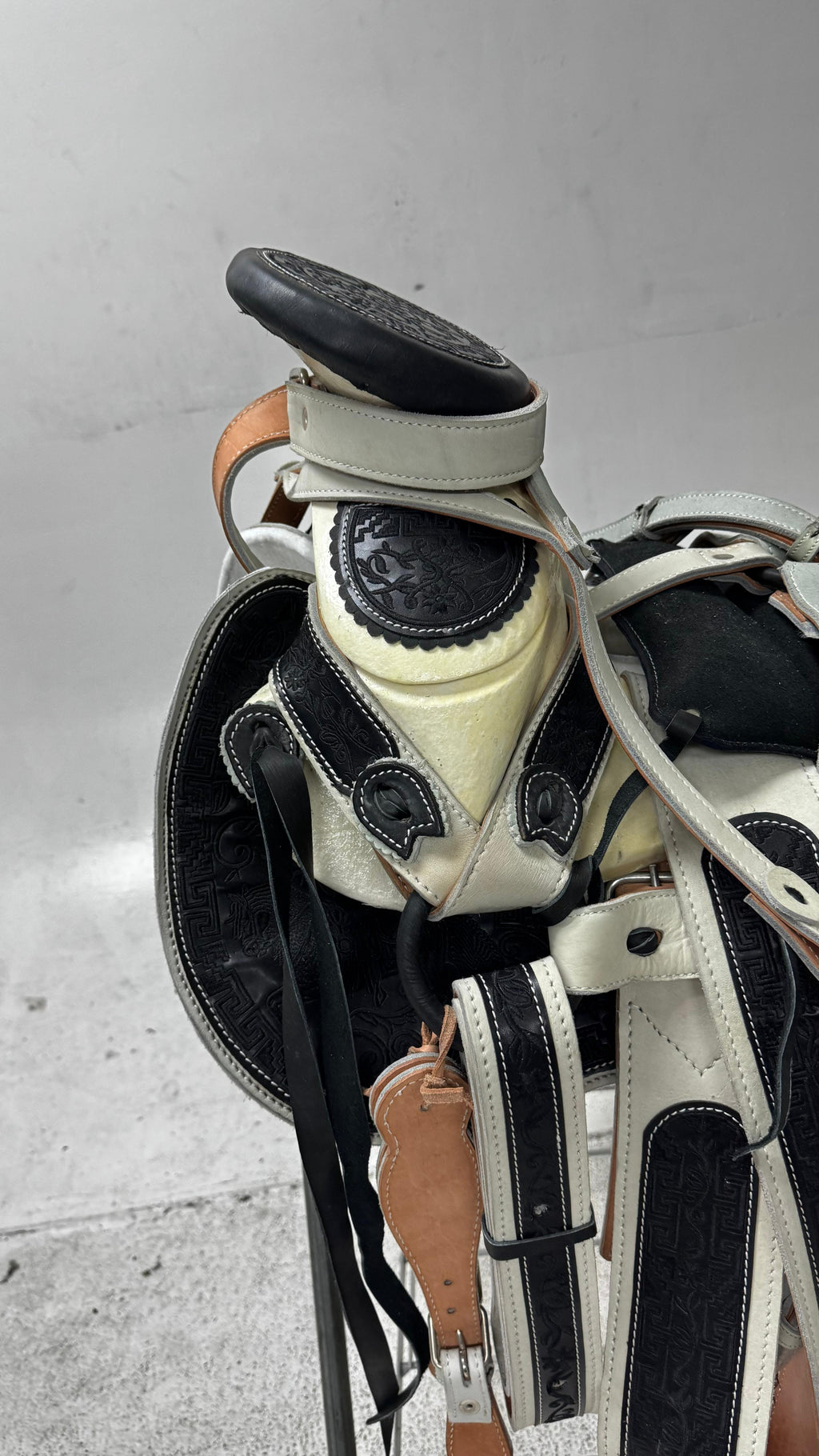 Charro Saddle – Black & Gray Bordada “Sombra Elegante” (15.5”)