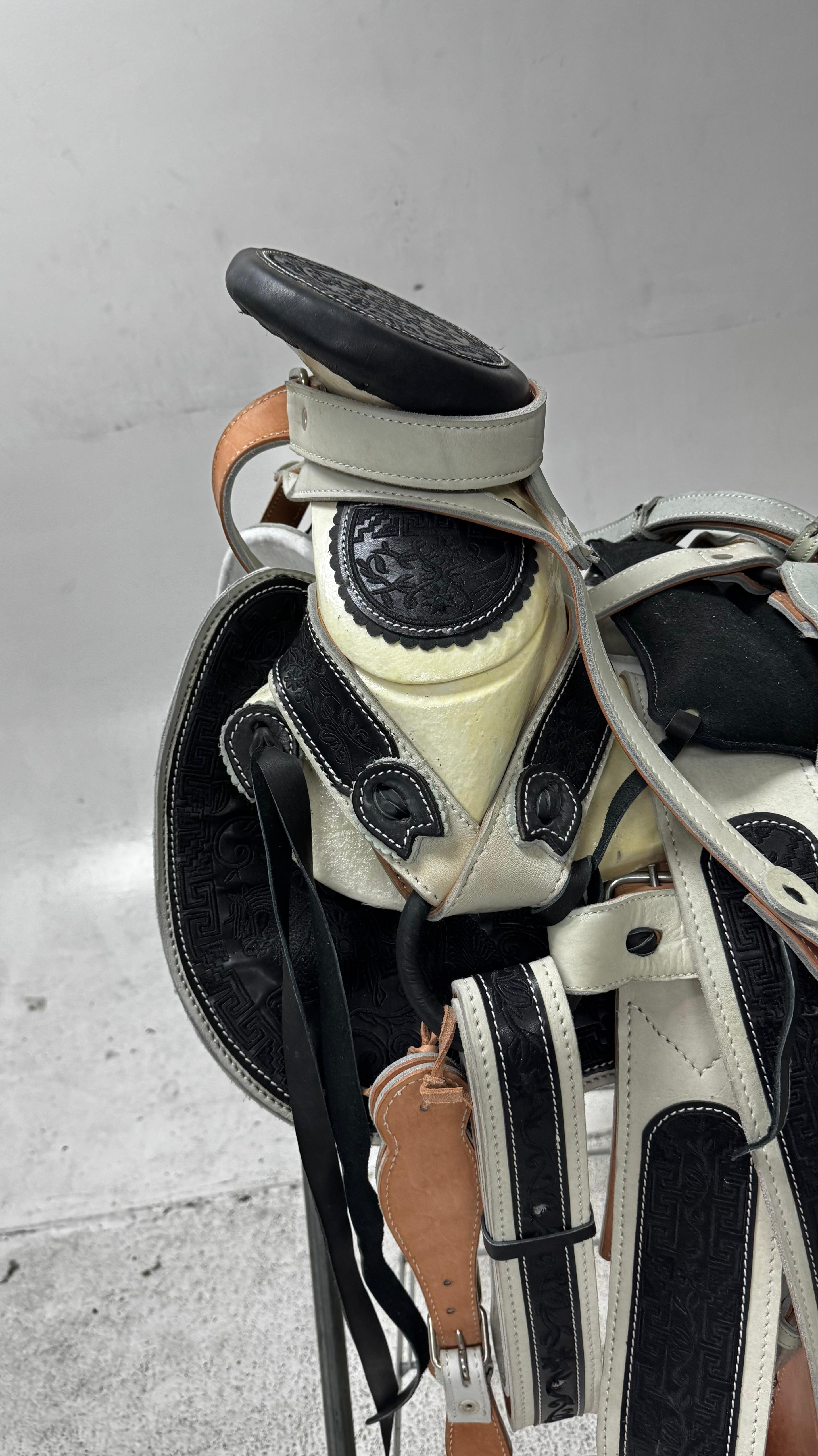 Charro Saddle – Black & Gray Bordada “Sombra Elegante” (15.5”)