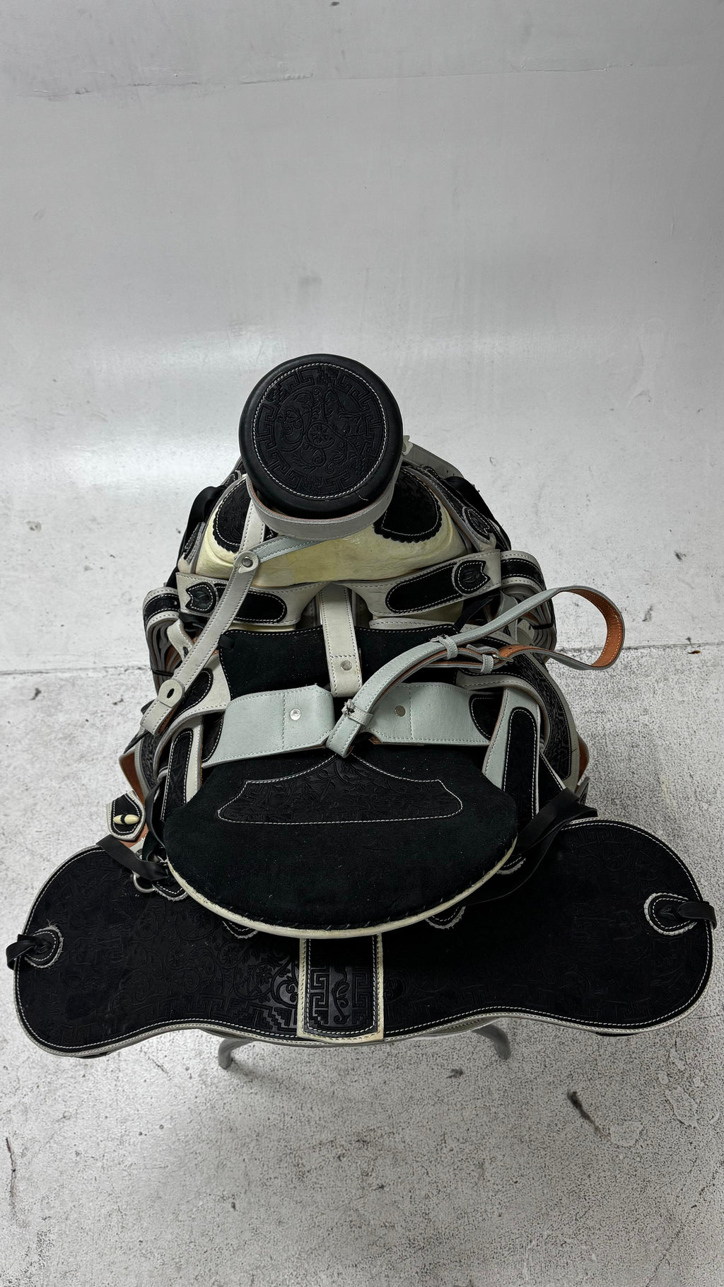 Charro Saddle – Black & Gray Bordada “Sombra Elegante” (15.5”)