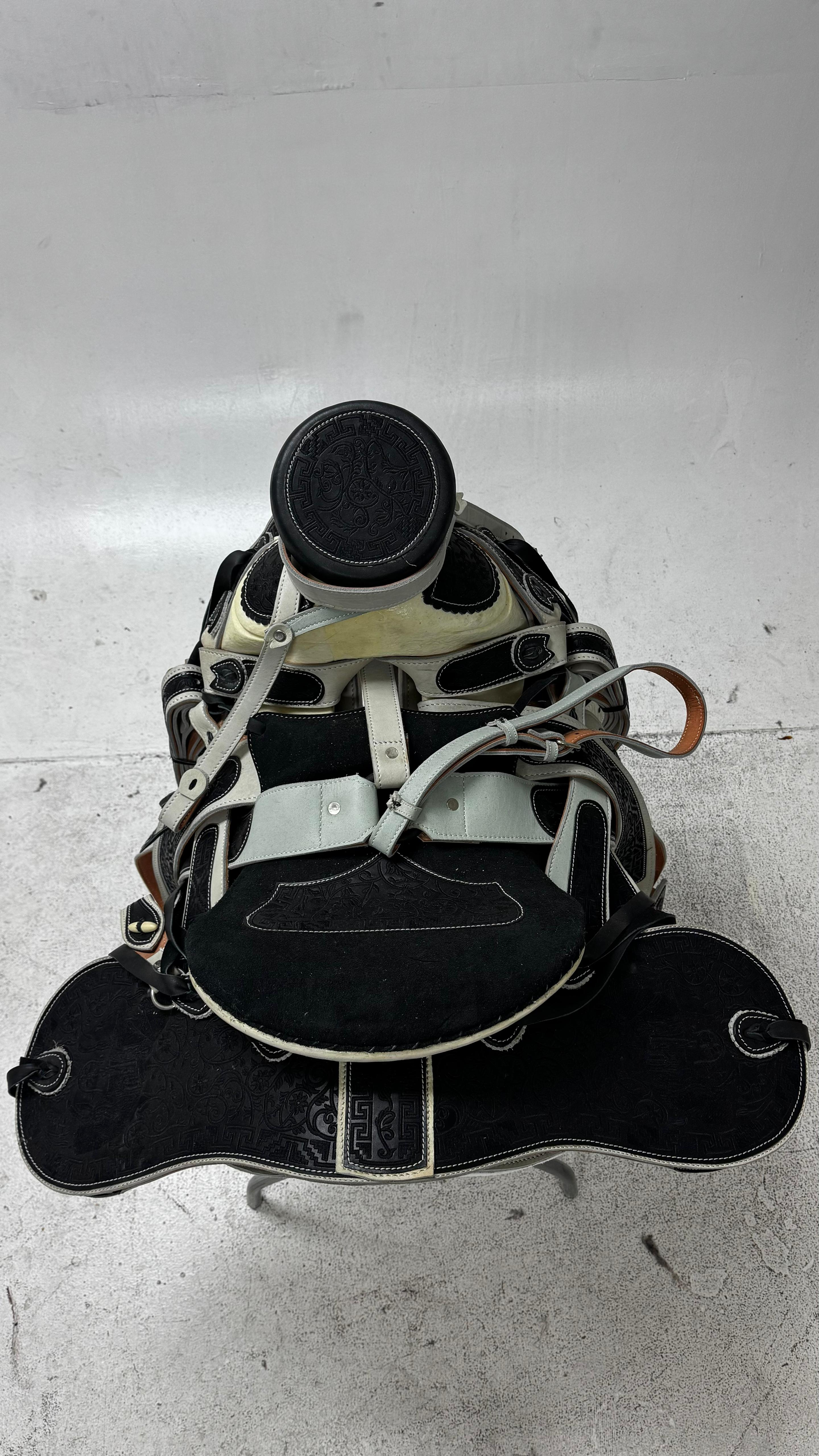 Charro Saddle – Black & Gray Bordada “Sombra Elegante” (15.5”)