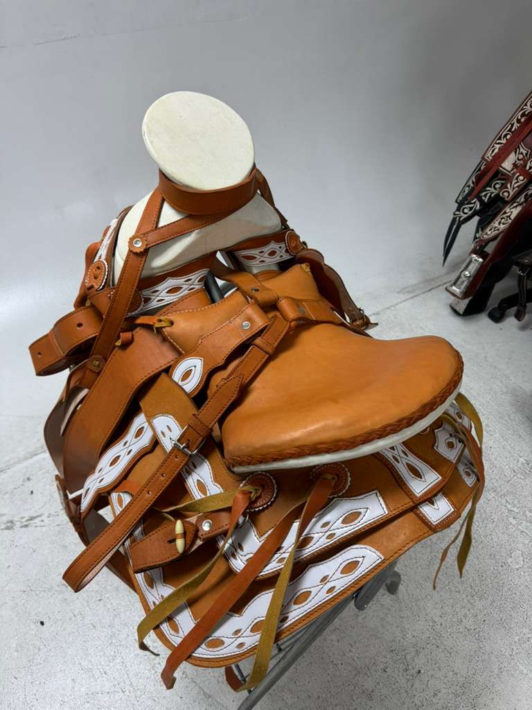 Charro Saddle 15.5” – Light Tan & White Bordada “La Jefa” (Set Completo)