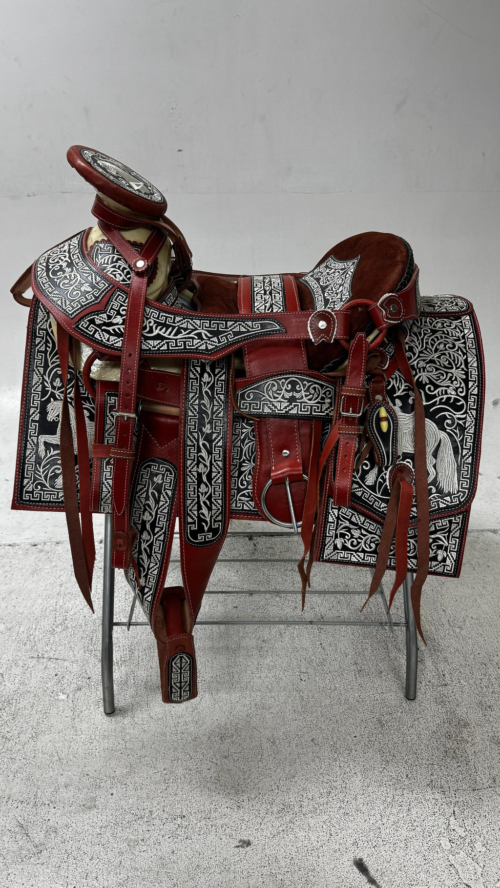 Charro Saddle – Red & Black Bordada “Caballo Rojo” (15.5”)
