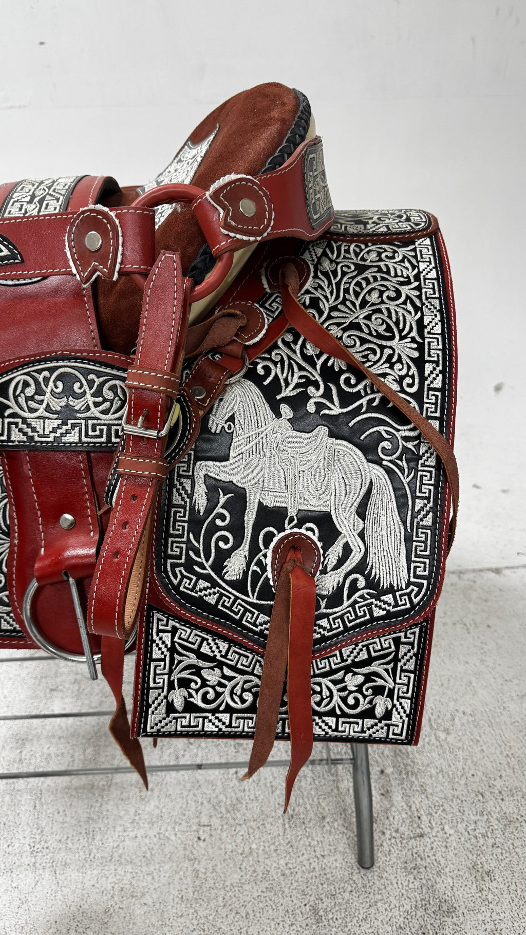 Charro Saddle – Red & Black Bordada “Caballo Rojo” (15.5”)