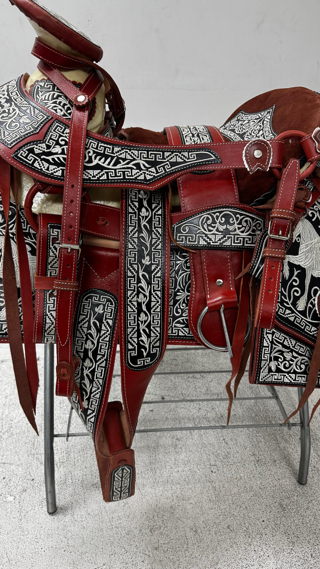 Charro Saddle – Red & Black Bordada “Caballo Rojo” (15.5”)