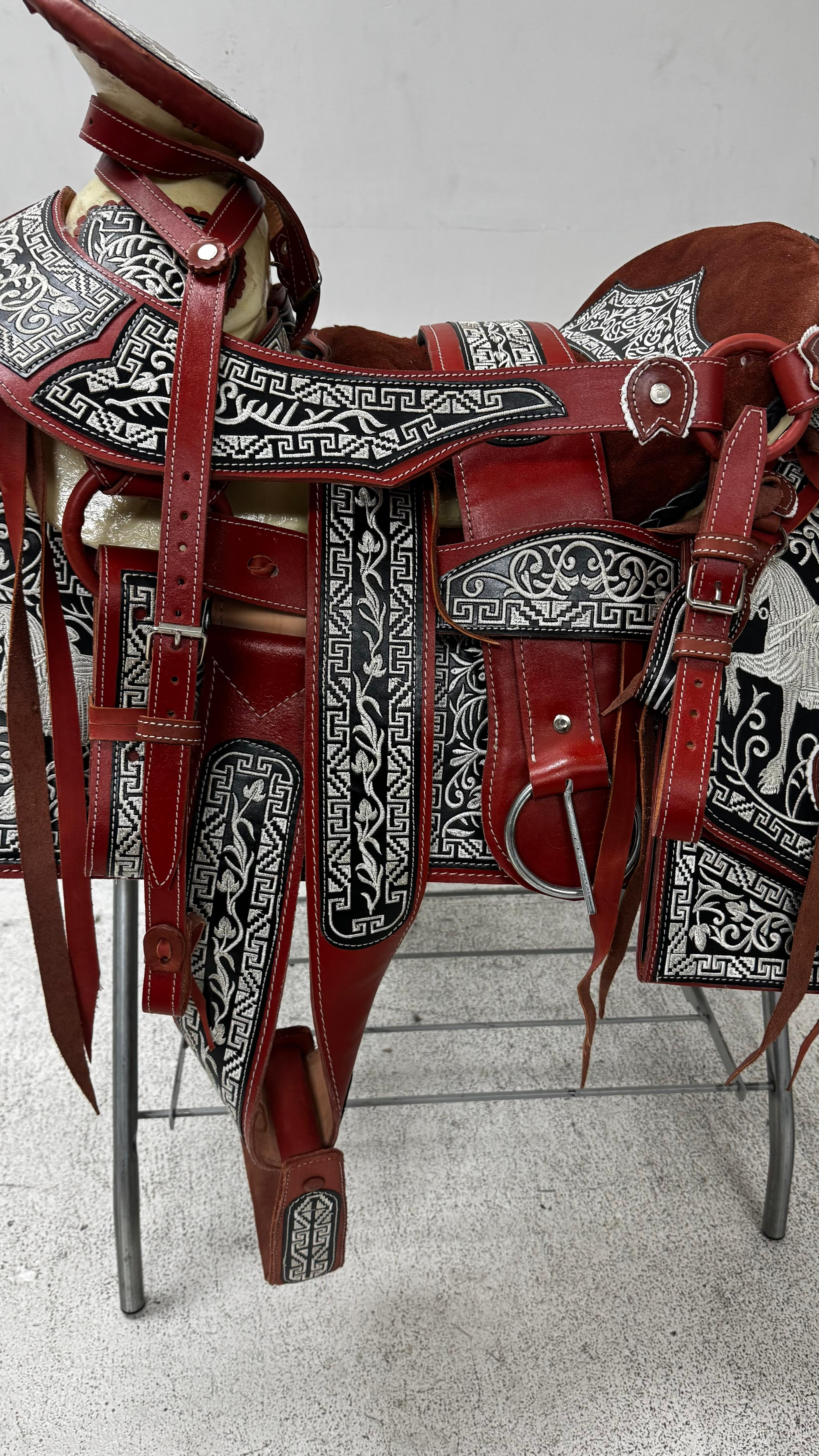 Charro Saddle – Red & Black Bordada “Caballo Rojo” (15.5”)