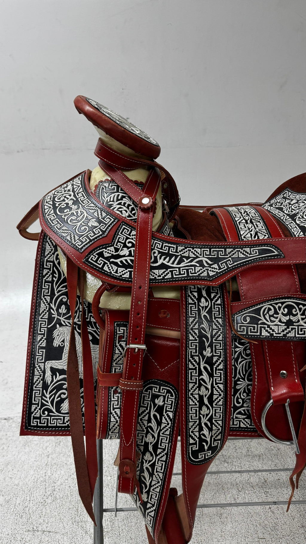 Charro Saddle – Red & Black Bordada “Caballo Rojo” (15.5”)