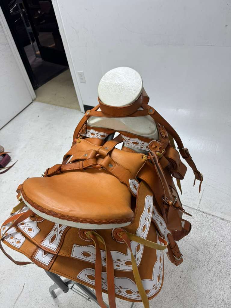Charro Saddle 15.5” – Light Tan & White Bordada “La Jefa” (Set Completo)
