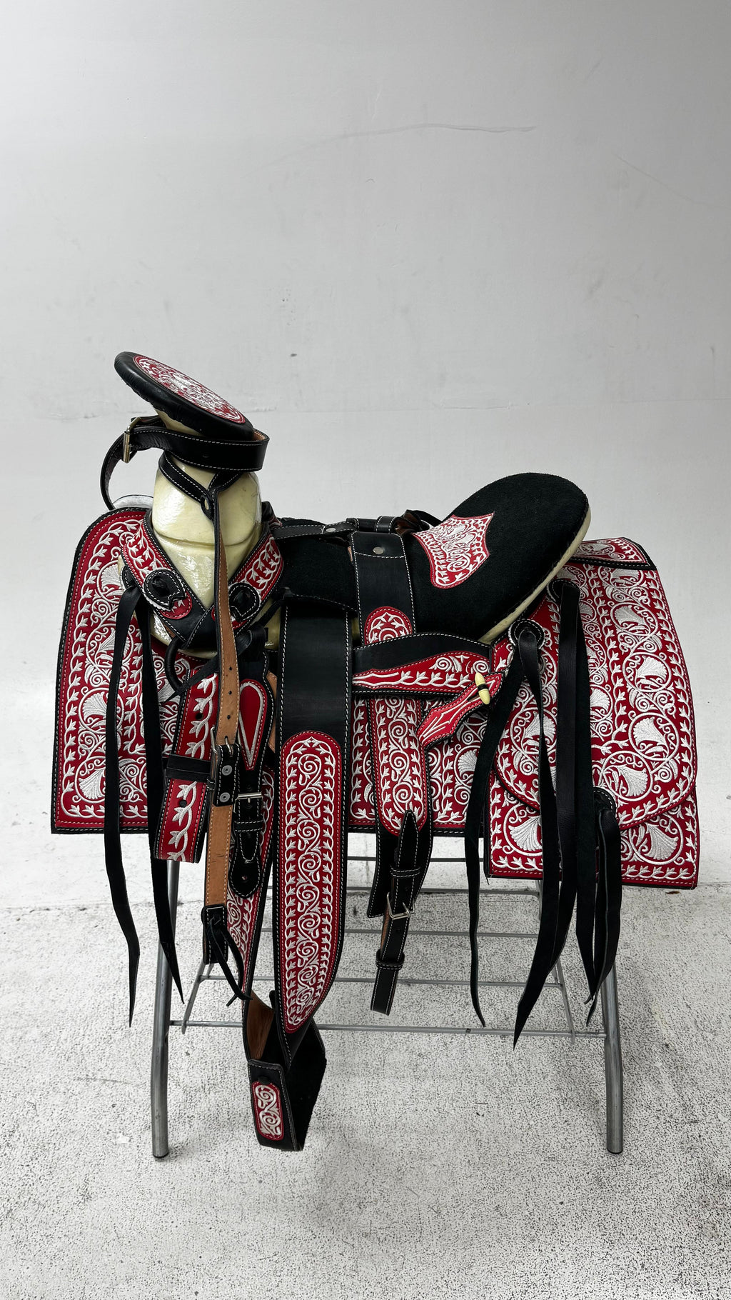 Charro Saddle – Black Leather with Red Embroidery (15.5”) “Roja Fina”