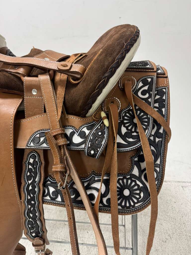Charro Saddle 15.5” – Tan & Black Floral Bordada “El Artista” (Set Completo)