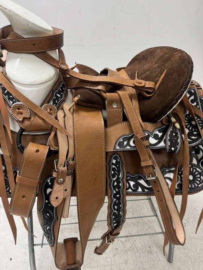 Charro Saddle 15.5” – Tan & Black Floral Bordada “El Artista” (Set Completo)