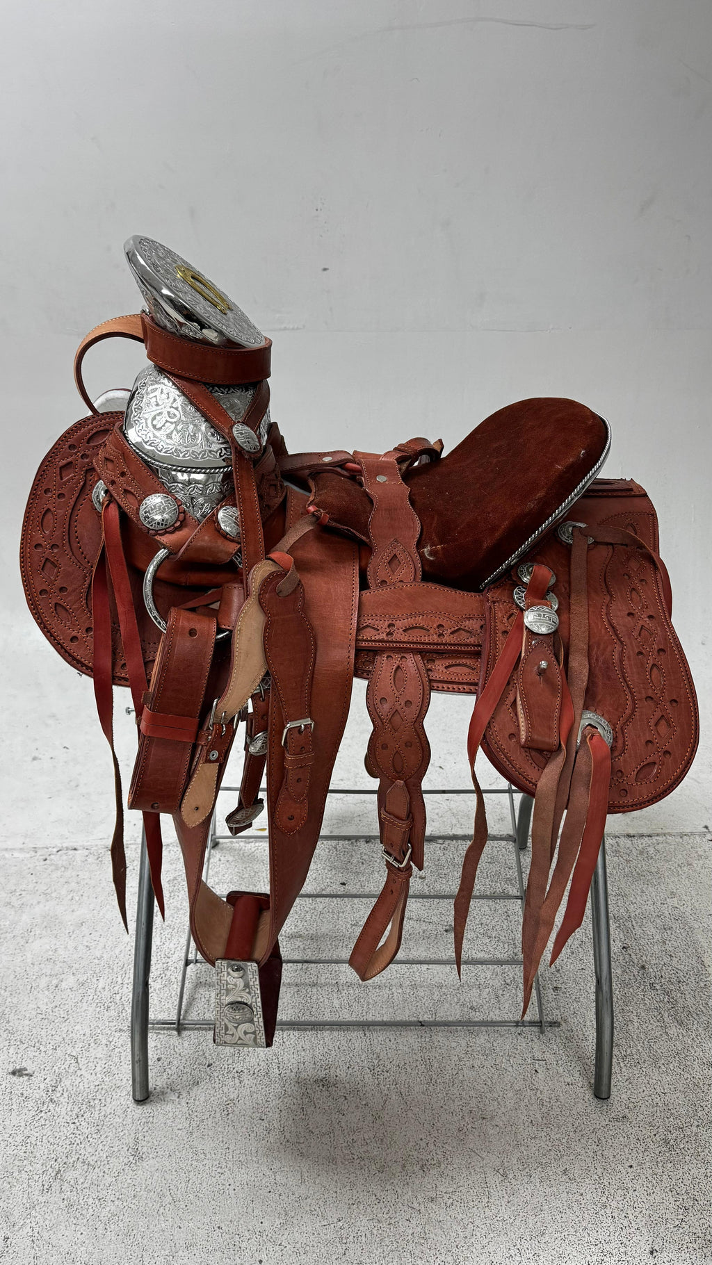 Charro Saddle – Chestnut Leather with Silver Accents & Golden Horseshoe (15.5”) “La Herradura Dorada”