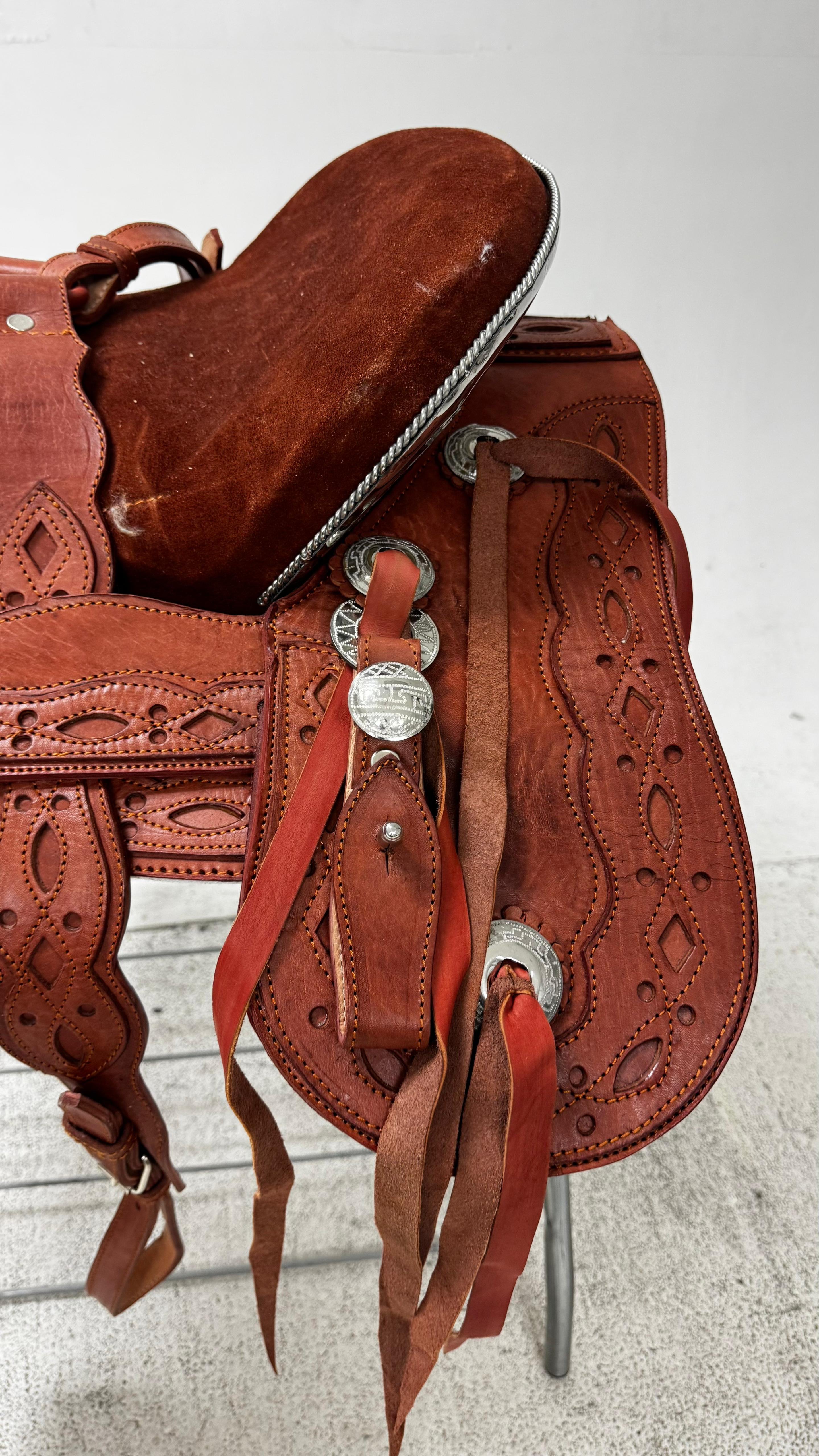 Charro Saddle – Chestnut Leather with Silver Accents & Golden Horseshoe (15.5”) “La Herradura Dorada”