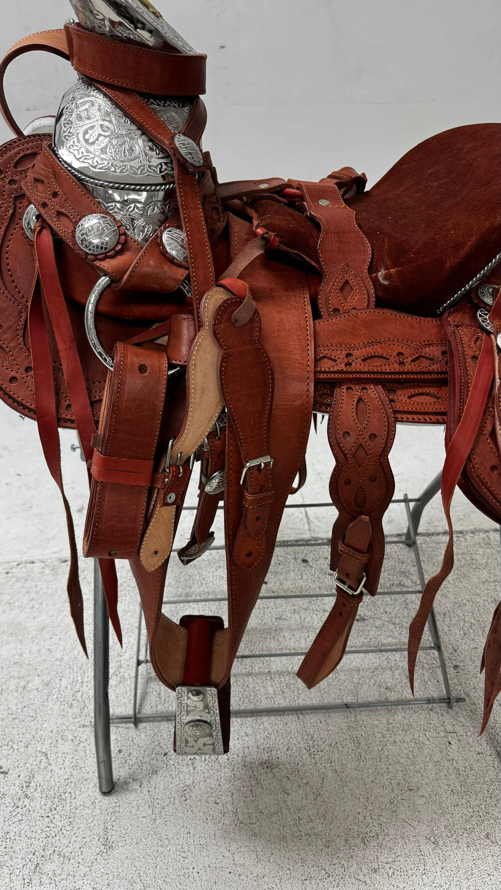 Charro Saddle – Chestnut Leather with Silver Accents & Golden Horseshoe (15.5”) “La Herradura Dorada”