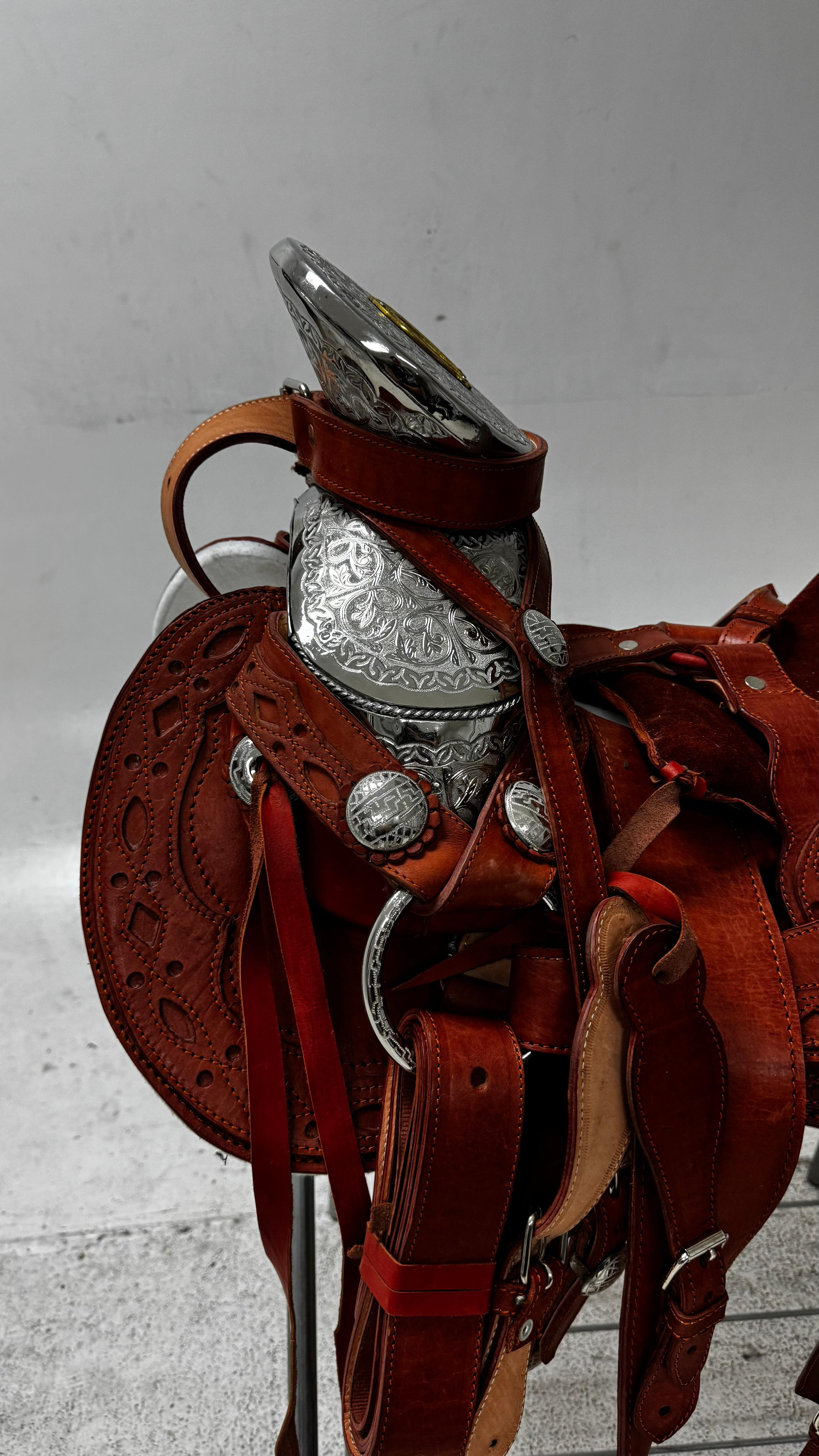 Charro Saddle – Chestnut Leather with Silver Accents & Golden Horseshoe (15.5”) “La Herradura Dorada”