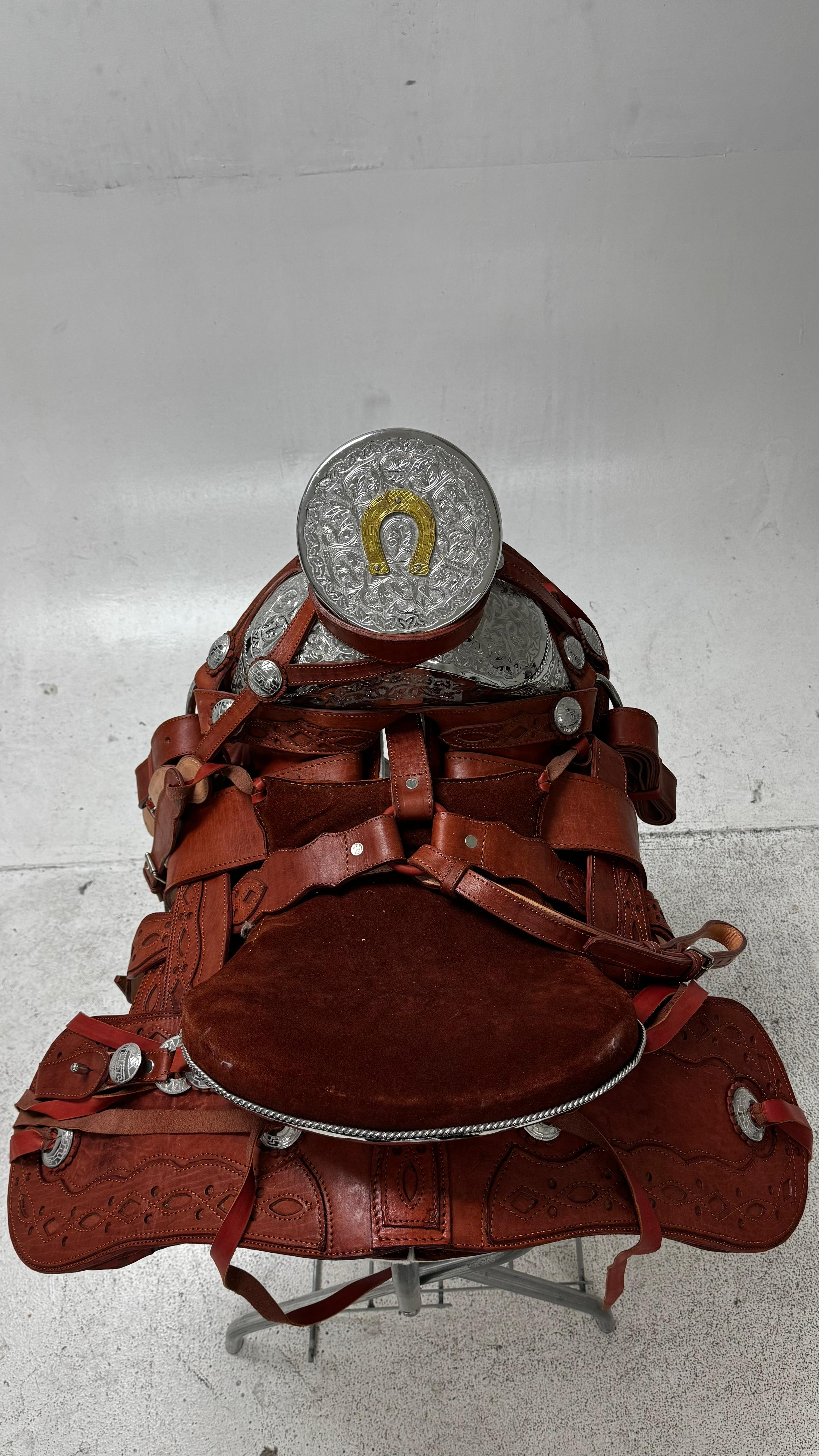 Charro Saddle – Chestnut Leather with Silver Accents & Golden Horseshoe (15.5”) “La Herradura Dorada”
