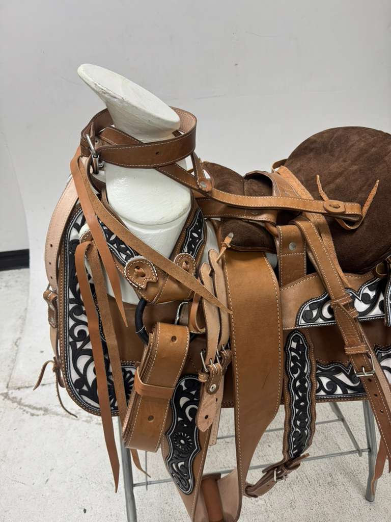 Charro Saddle 15.5” – Tan & Black Floral Bordada “El Artista” (Set Completo)