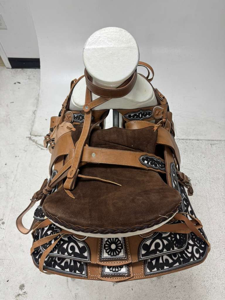 Charro Saddle 15.5” – Tan & Black Floral Bordada “El Artista” (Set Completo)