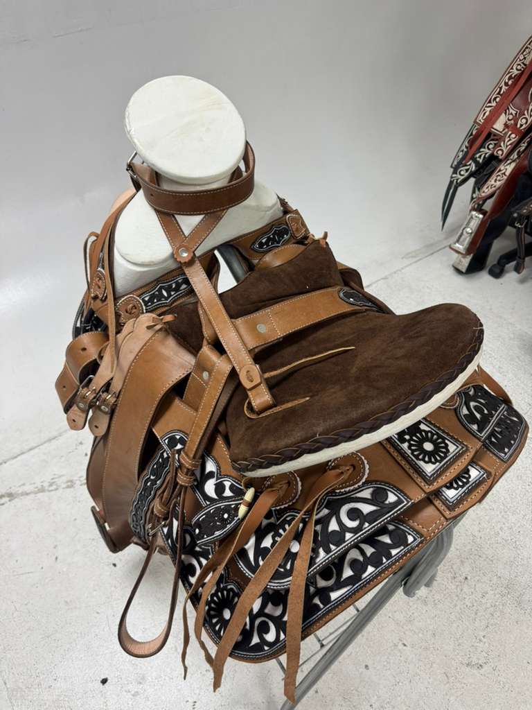 Charro Saddle 15.5” – Tan & Black Floral Bordada “El Artista” (Set Completo)