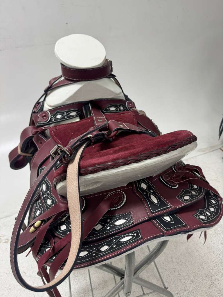 Charro Saddle 15.5” – Black & Wine Red Bordada “El Patrón” (Set Completo)