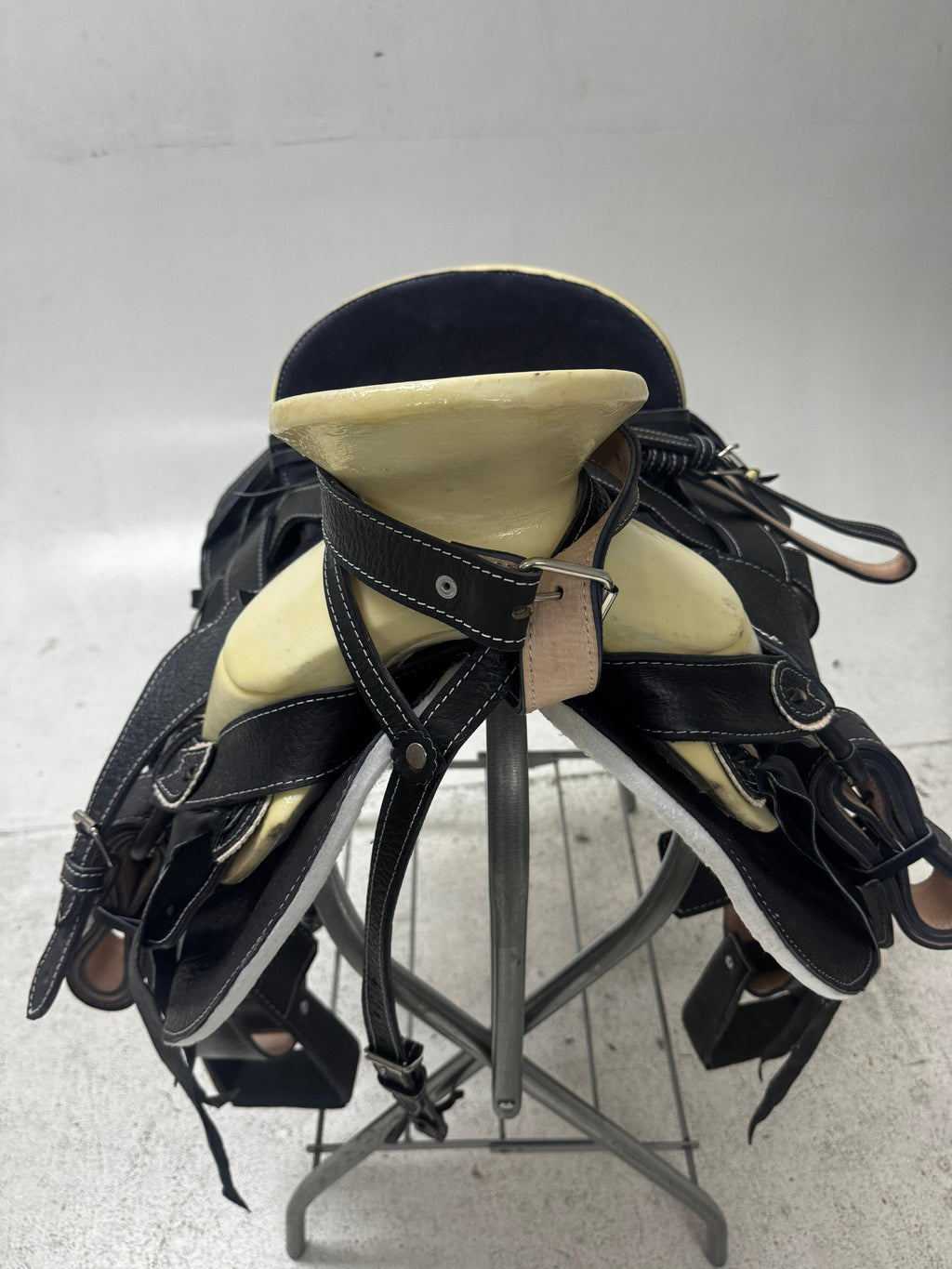 Charro Saddle – All Black Leather with Suede Seat (15.5”) “El Sombra”