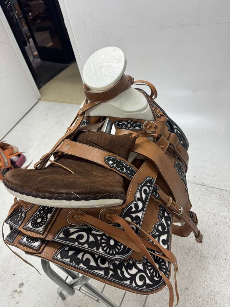 Charro Saddle 15.5” – Tan & Black Floral Bordada “El Artista” (Set Completo)
