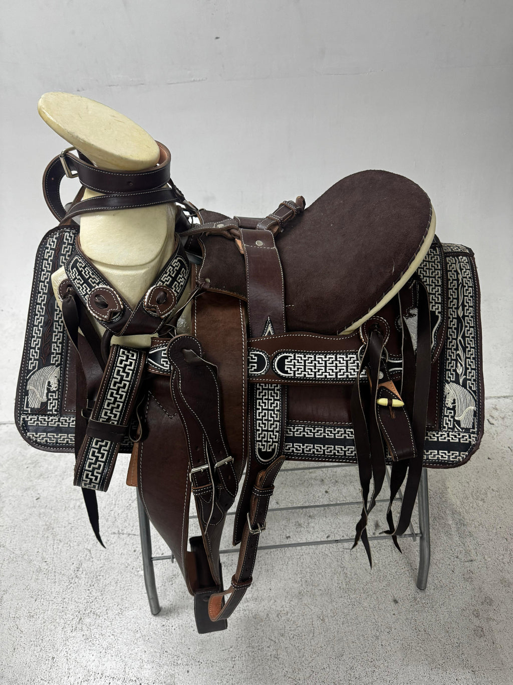 Charro Saddle – Dark Chocolate Leather with Brown Suede Seat (15.5”) “El Castaño”