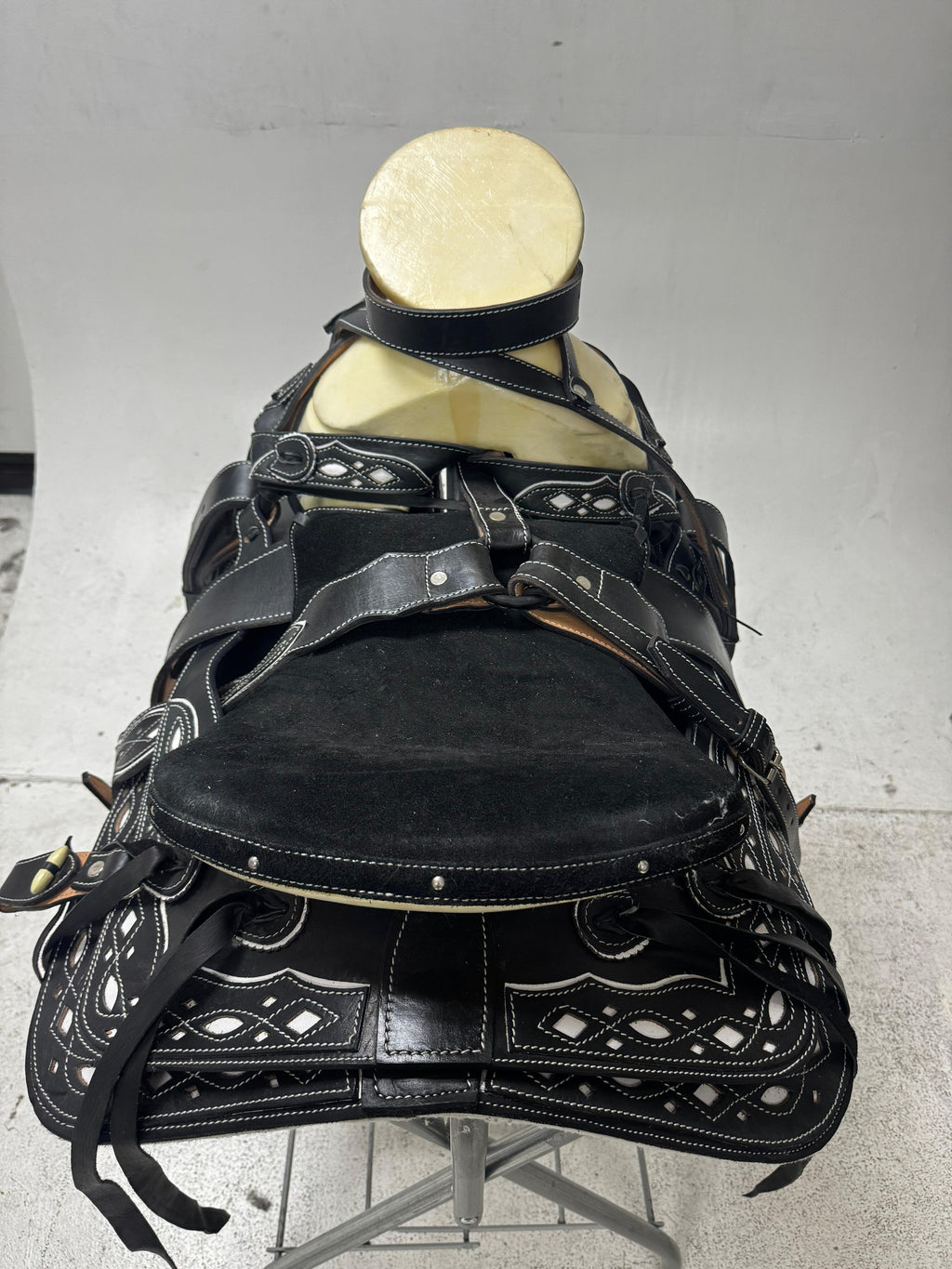 Charro Saddle – Black Leather with White Cutouts & Suede Seat (15.5”) “El Elegante”