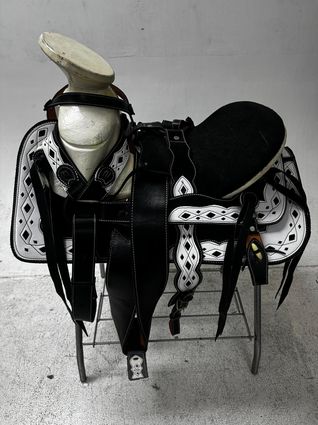 Charro Saddle – Black & White Diamond Cutout Design (15.5”) “El Clásico”