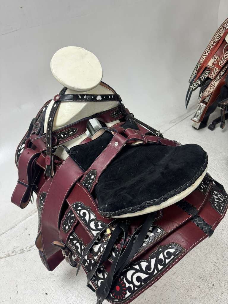 Charro Saddle 15.5” –Red & Black Bordada “El Elegante” Set Completo