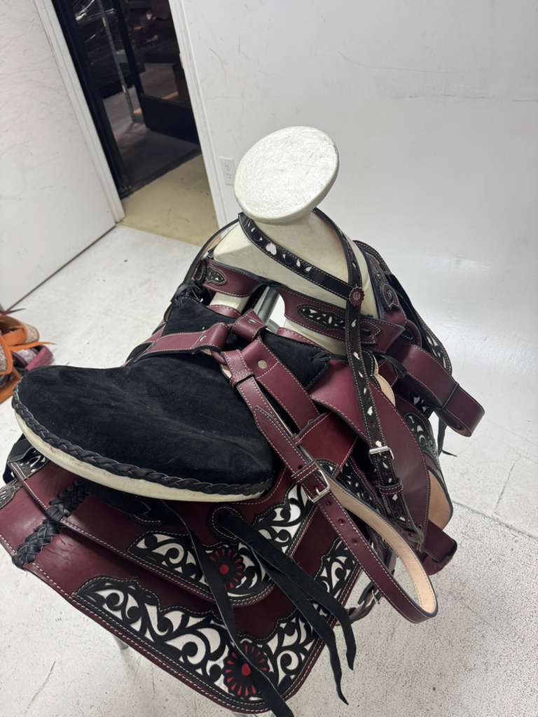 Charro Saddle 15.5” –Red & Black Bordada “El Elegante” Set Completo