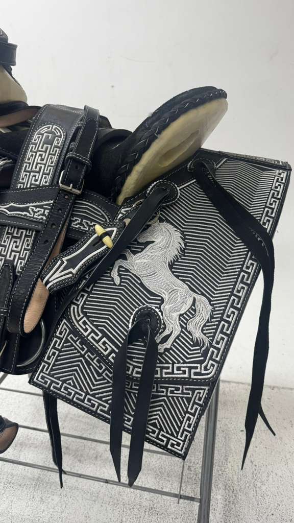 Charro Saddle – Black & White “El Guerrero Clásico” Edition (15.5”)