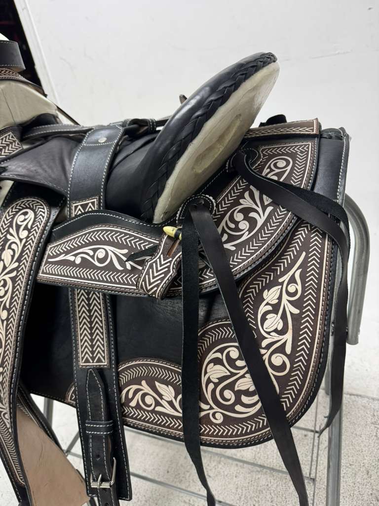 Charro Saddle 15.5” – Black & Silver Bordada “El Jefe” (Set Completo)