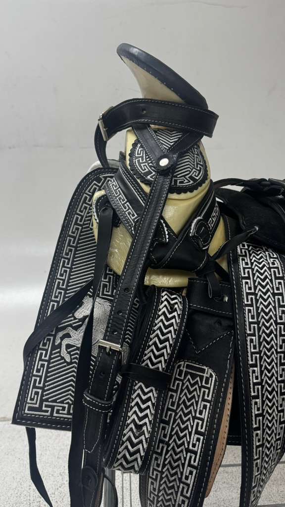 Charro Saddle – Black & White “El Guerrero Clásico” Edition (15.5”)