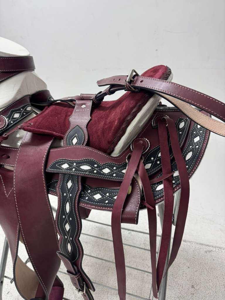 Charro Saddle 15.5” – Black & Wine Red Bordada “El Patrón” (Set Completo)