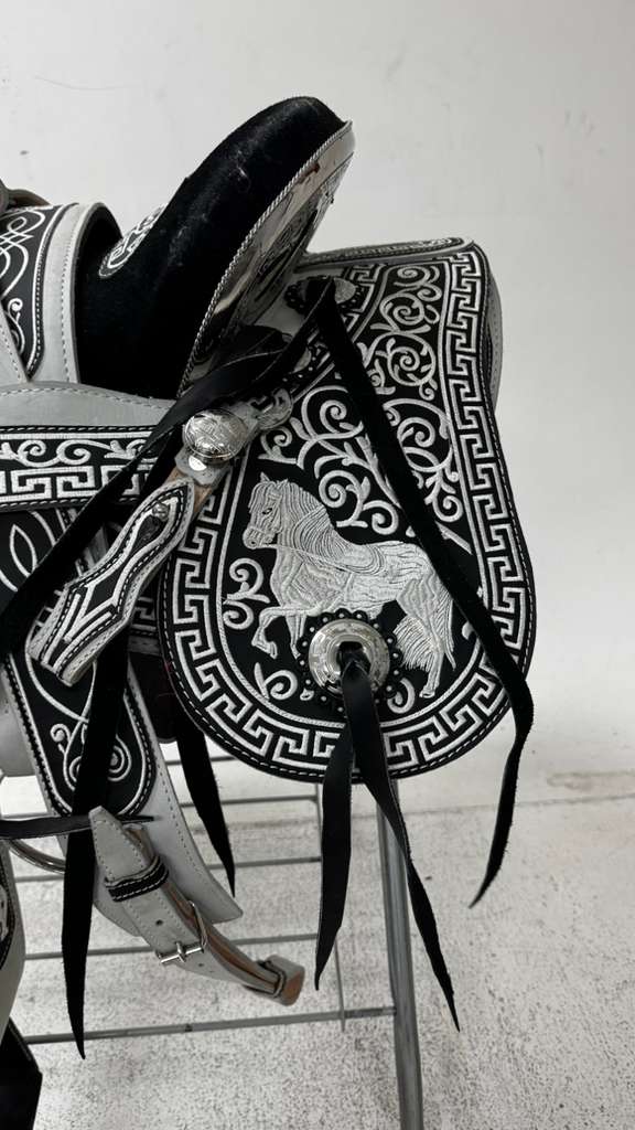 Charro Saddle – Black & Silver “El Centauro Blanco” Edition (15.5”)