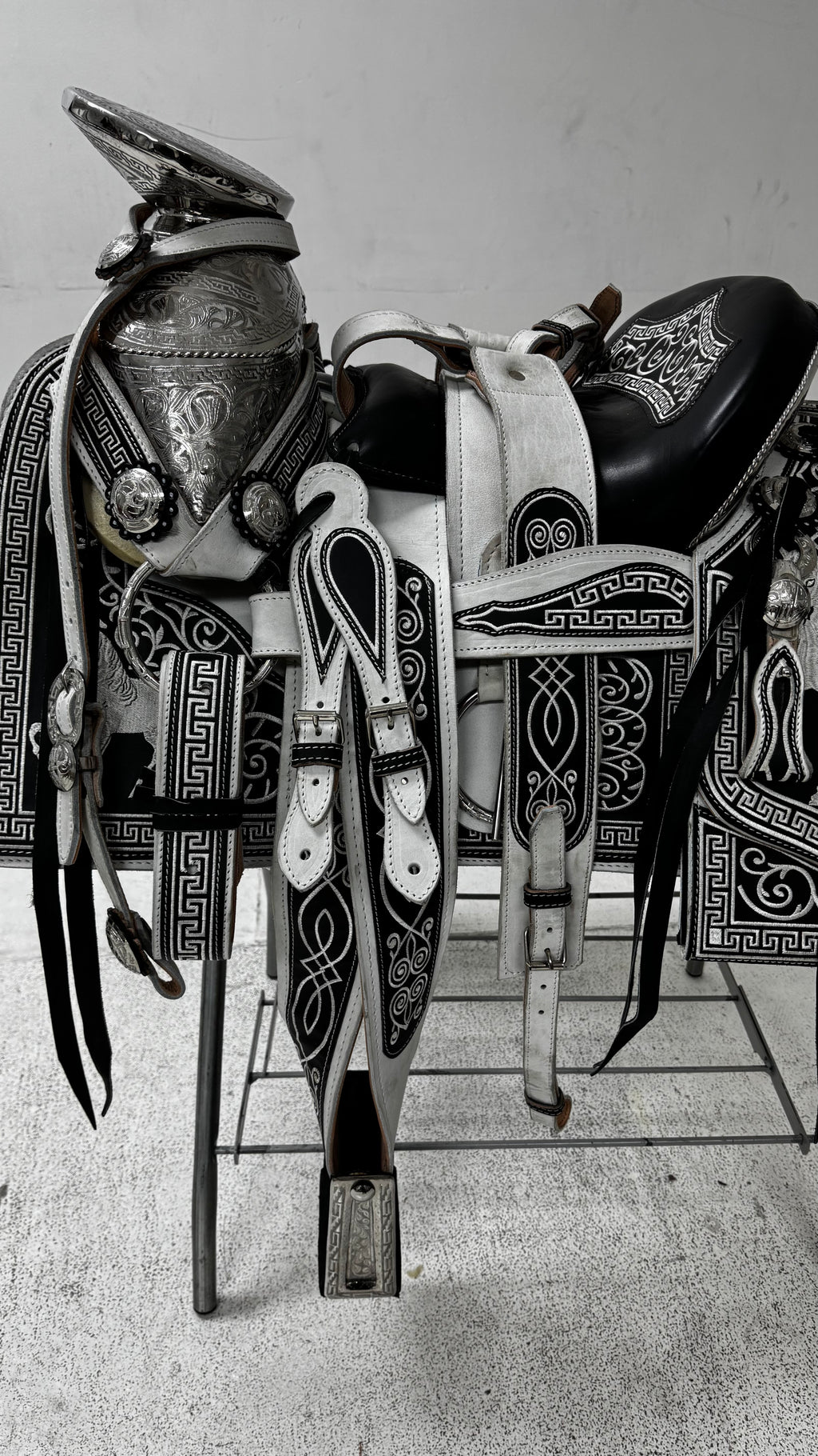 Charro Saddle – Black & Silver “El Elegante Plus” Edition (15.5”)