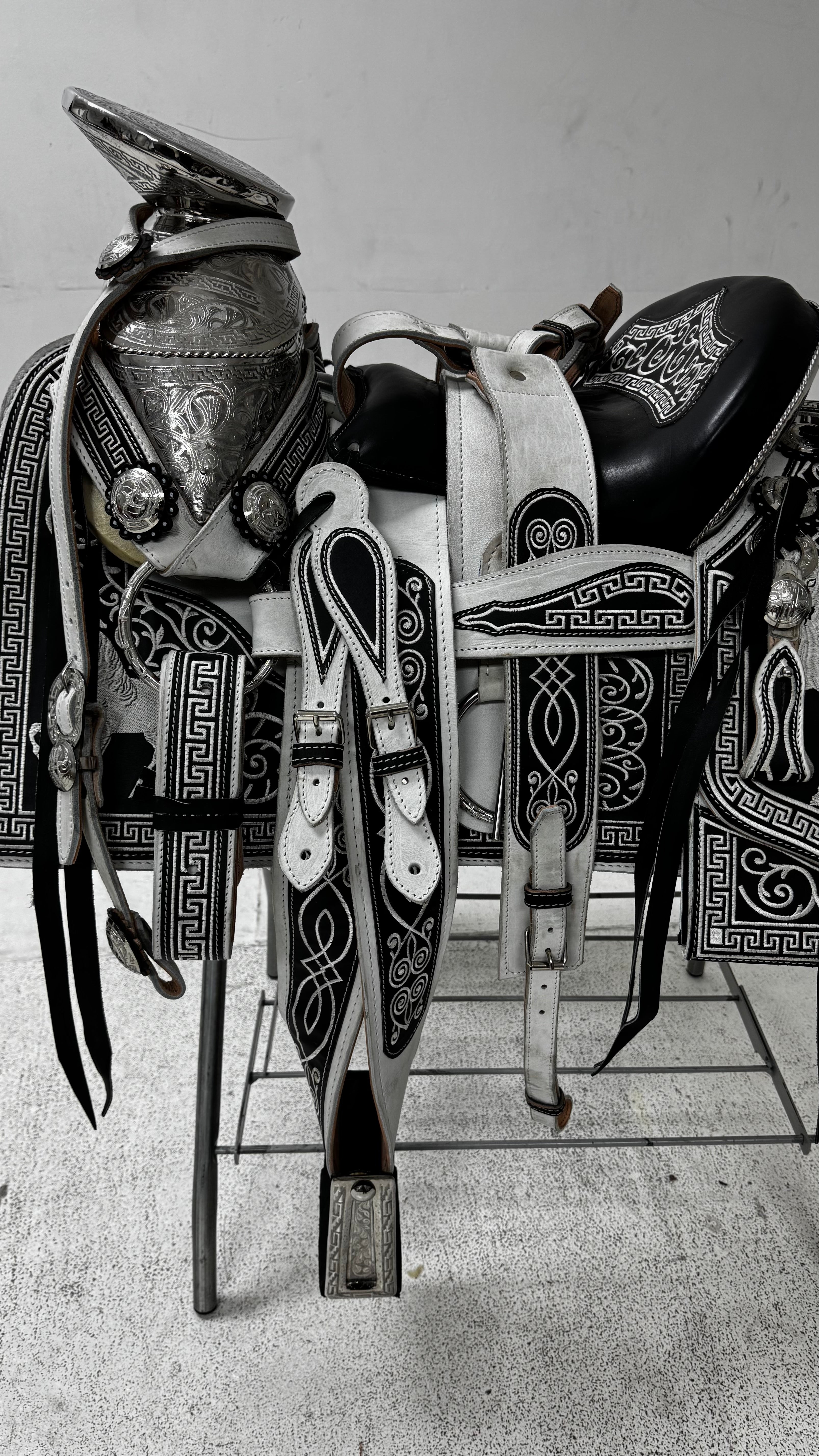Charro Saddle – Black & Silver “El Elegante Plus” Edition (15.5”)