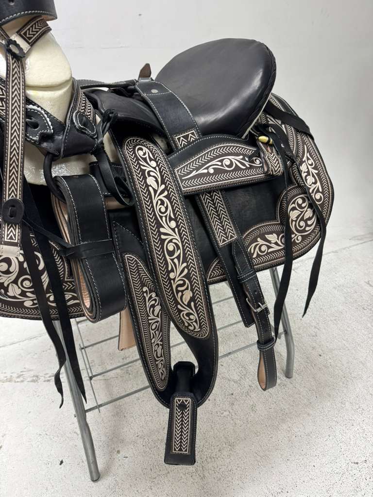 Charro Saddle 15.5” – Black & Silver Bordada “El Jefe” (Set Completo)