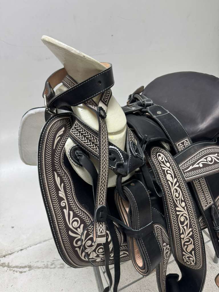 Charro Saddle 15.5” – Black & Silver Bordada “El Jefe” (Set Completo)