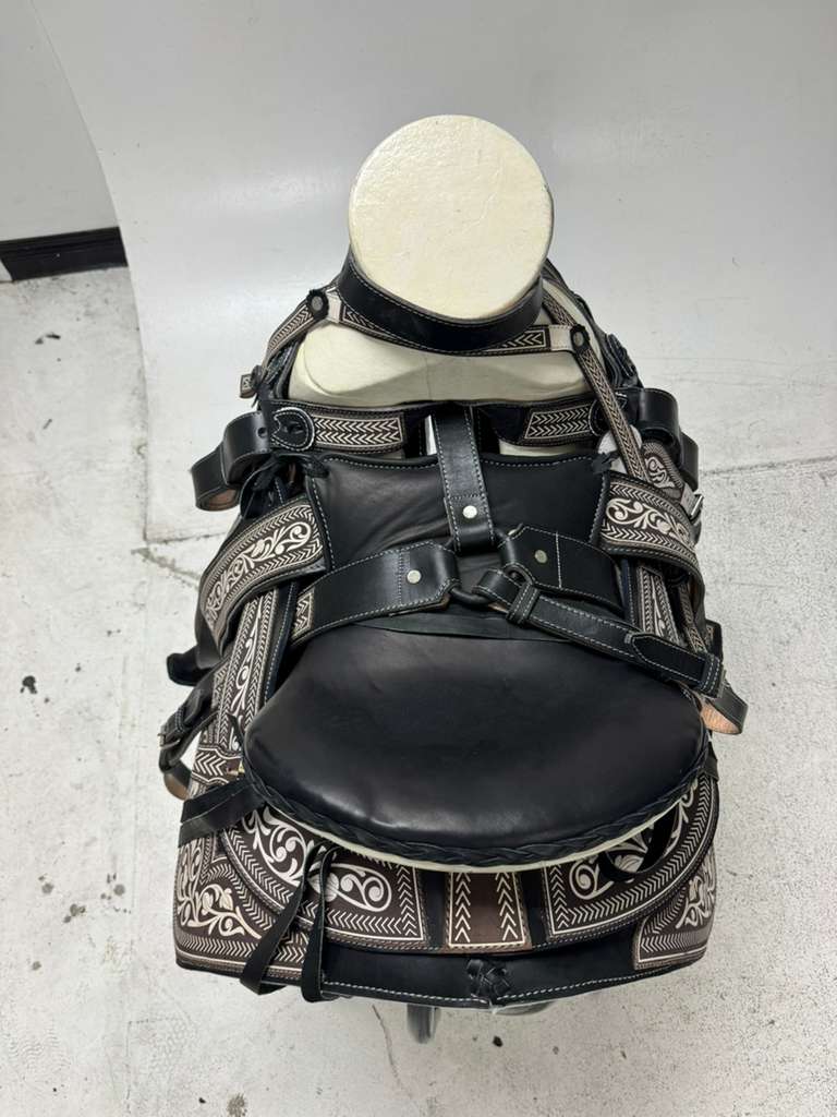 Charro Saddle 15.5” – Black & Silver Bordada “El Jefe” (Set Completo)