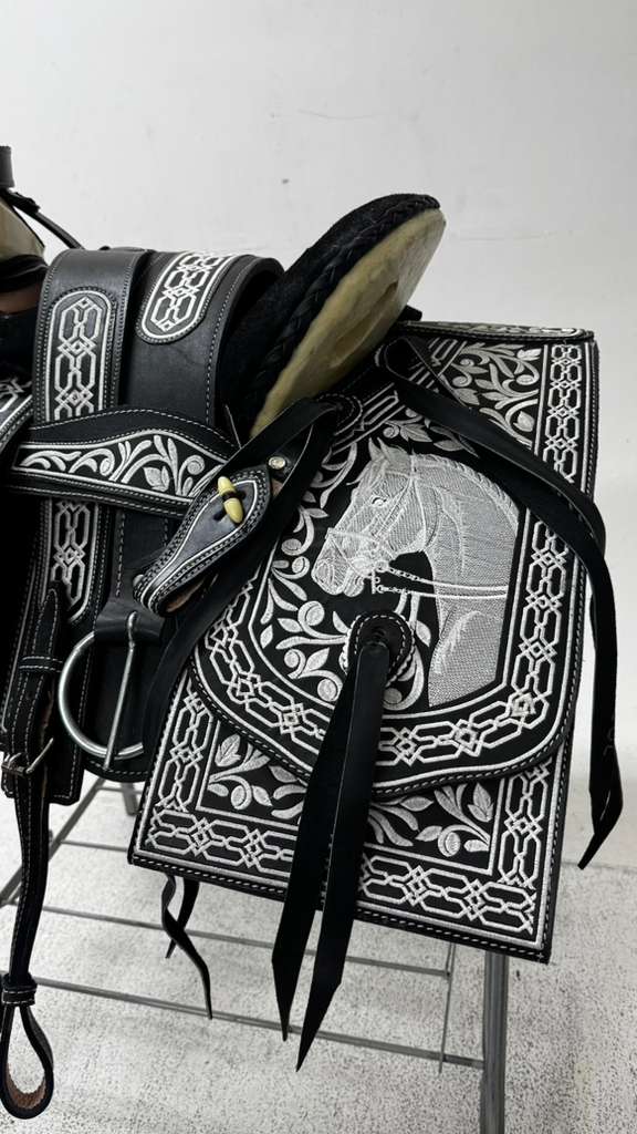 Charro Saddle – Black & Silver “La Herradura Noble” Edition (15.5”)