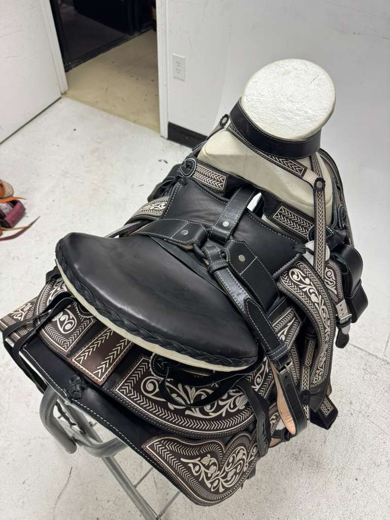 Charro Saddle 15.5” – Black & Silver Bordada “El Jefe” (Set Completo)