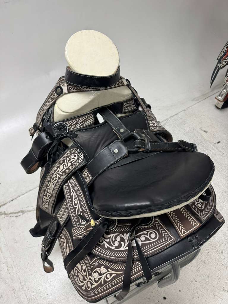 Charro Saddle 15.5” – Black & Silver Bordada “El Jefe” (Set Completo)